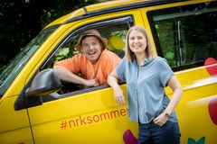 Niklas Baarli og Silje Nordnes er programleder for Sommerbilen minutt for minutt i uke 26. Foto: Julia Marie Naglestad