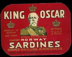 Pakningsdesignet har endret seg over årene, men tre viktige element er beholdt: den røde fargen, portrett av kongen og King Oscar’s navn.