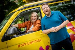 Tuva Fellman og Ronny Brede Aase er programleder for Sommerbilen minutt for minutt i uke 27.  Foto: Julia Marie Naglestad