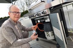 Rolf Søtorp, administrerende direktør i Brannvernforeningen, sjekker slangen og gasstilførselen på en gassgrill