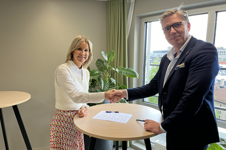 Signerer protokoll: Therese Høyer Grimstad i Finans Norge og Arne Fredrik Håstein fra Finansforbundet er enige i årets lønnsoppgjør.