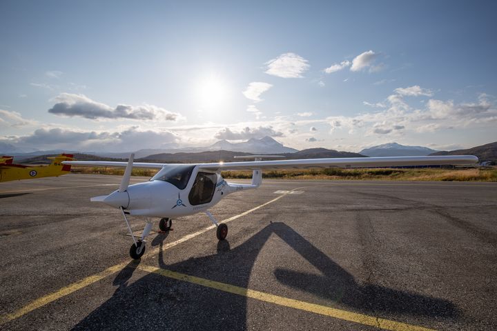 Et av flyskolens elektriske fly på flyplassen i Bardufoss.