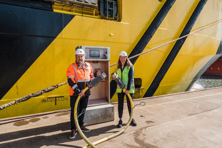 Maria Bos og Tom Hutchison er stolte over det første landstrømsanlegget for offshore-skip i Skottland. Plug Montrose har investert ca. én million pund i landstrømsanlegget som i første omgang kan betjene to skip samtidig (Foto: Montrose Port Authority)