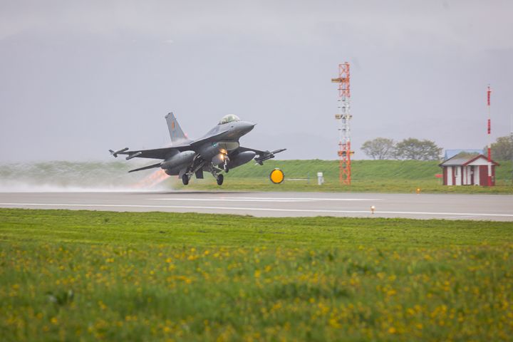 Belgisk F-16 tar av fra Ørland flystasjon under Arctic Challenge Exercise 2023.