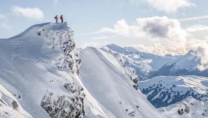 To alpinister på toppen av et høyt fjellområde i Whistler Canada.