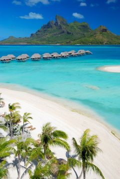 Bora Bora og de vakre øyene rundt.