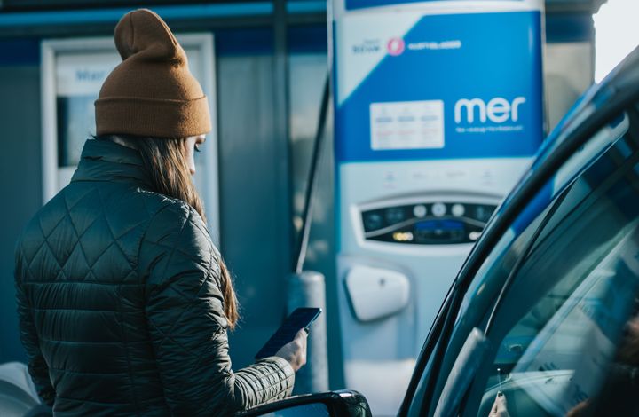 We Charge kunder kan nå lade sine elbiler hos Mer og få regningen rett inn i en app.