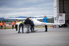 Mandag 18. juni 2018 var Avinors konsernsjef Dag Falk-Petersen pilot og samferdselsminister Ketil Solvik-Olsen passasjer under Norges første elektriske flyvning på Oslo lufthavn. (Foto: Avinor)