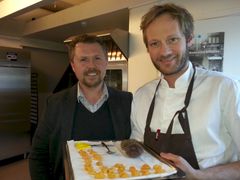 Restauranten Tango i Stavanger serverer kråkebollene fra Sea Urchin Farm. Kråkebolle-gründer Petter Aanonsen (t.v.) og kokk Kjartan Skjelde (Foto: Sea Urchin Farm)