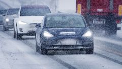 NAF har vintertestet de aller fleste elbilene. De viser at elbilene taper mellom 4 og 30 prosent rekkevidde, selv med bare noen få minusgrader. (Foto: NAF)