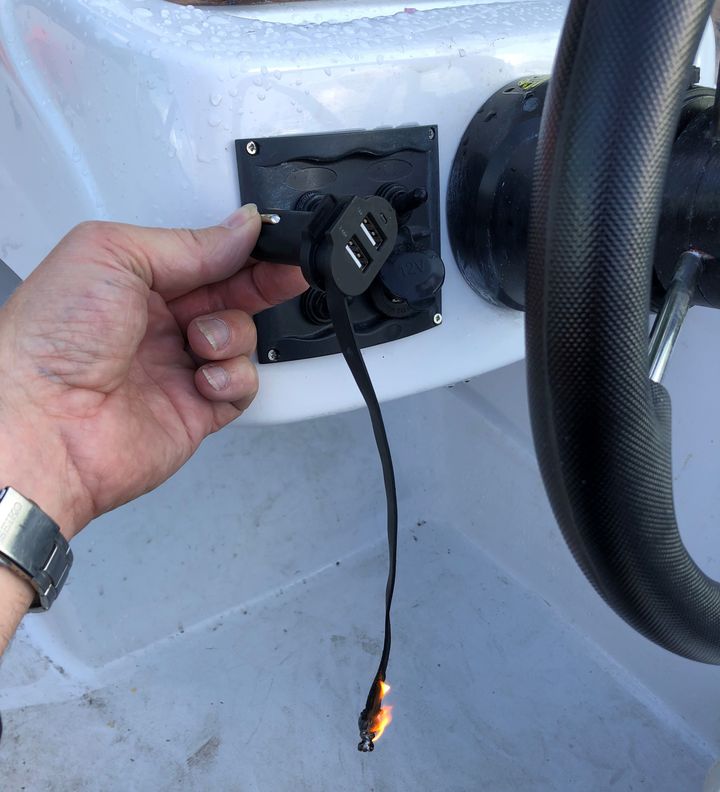 Fukt eller en slitt ledning er nok til at det kan oppstå brann dersom ledninger blir stående i kontakten. Det er det mange som ikke er klar over. Foto: If