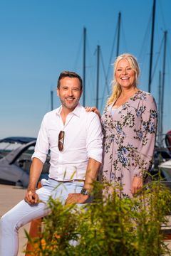 Peter Moi Bubresko og Eli Kari Gjengedal er programledere i uke 32. Foto: God sommer Norge, programledere og reportere. Foto: TV 2/Anton Soggiu