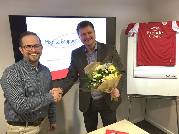 Remi Skjæraasen daglig leder for Frendes nye salgssenter på Hamar. Mads Notkevich (th) er regionleder. Her fra åpningen før helgen.