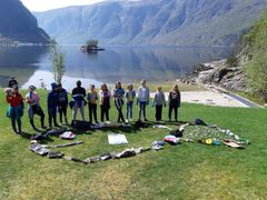 Elever fra 5.klasse på Stanghelle skule har deltatt på Oppdrag Havplast og plukket plast langs Veafjorden i Hordaland.