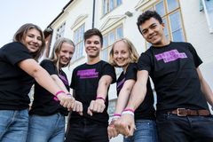"Wedding Busters" over hele Norge har engasjert seg for at Norge skal forby barneekteskap og vedta en absolutt 18-årgrense for å gifte seg. I dag ble forbudet vedtatt på Stortinget. (Foto: Plan International Norge)