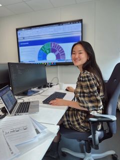 – Teknologifagene ved UiB har stor bredde, og viser at UiB henger med i tiden og utdanner de folkene som trengs i årene som kommer, sier Linna V. Nguyen som ble uteksaminert våren 2022. Foto: Privat