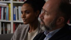 For første gang forteller Trond Giske og Haddy N´jie sin historie i «Vårt lille land» som sendes torsdag 25. april kl. 21.40 på TV 2. Foto: Frank Melhus, TV 2.