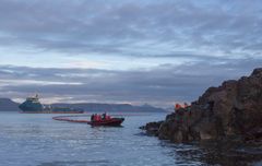 Øvelsesscenarioet under oljevernøvelsen på Svalbard onsdag er det mest sannsynlige - at et frakteskip går på grunn og lekker olje i sårbar natur. Foto: Jan-Morten Bjørnbakk / NTB scanpix