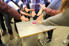 I dag vedtok alle elevene fra Oslo Katedral skole Min lov. De utfordrer nå andre norske skoler til å gjøre det samme. Foto: Plan International Norge