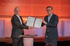 Fv. Ketil Olsen, CEO Andøya Space og Dag Rune Olsen, rektor UiT, har akkurat signert samarbeidsavtalen. Foto: Christian Halvorsen, UiT