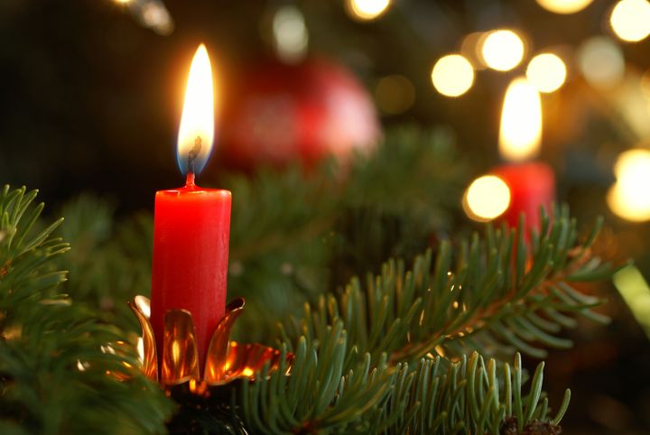 Levende lys og brennbare materialer er en farlig kombinasjon. Sørg for å ha god avstand mellom levende lys og julepynten. Foto: Shutterstock
