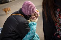 FAMILIER SPLITTES OPP: Kirkens Nødhjelp ved fotograf Håvard Bjelland følger ukrainske flyktninger som tar farvel med familiemedlemmer på grensen.