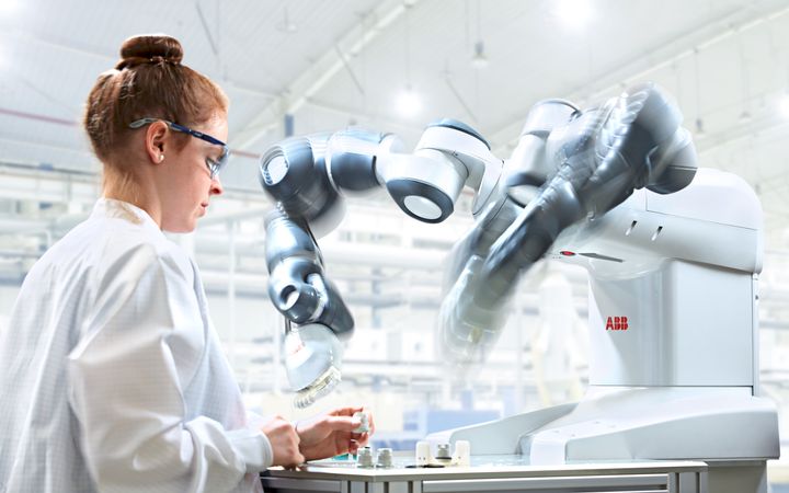 ABBs samarbeidsrobot YuMi gjør at langt flere sammenstillingsoppgaver kan automatiseres på en sikker og effektiv måte.