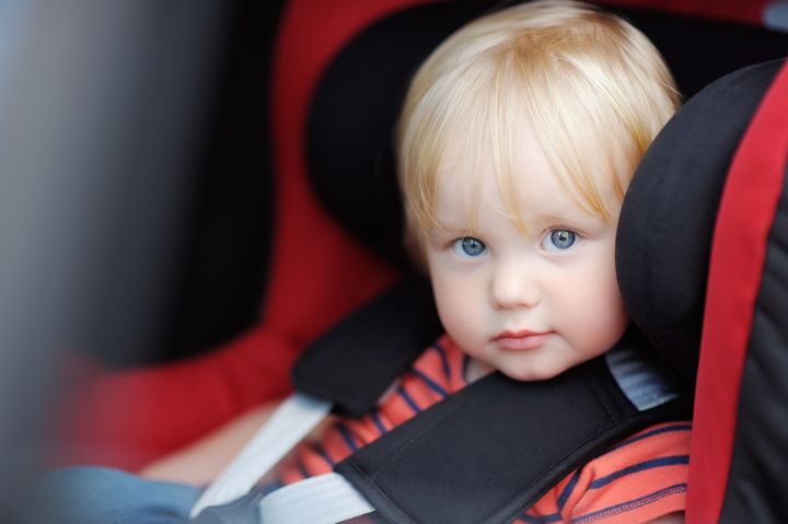 Små barn skal sitte i bilstol. Bilstolvelgeren.no viser deg hvilken type (Foto: Colourbox)