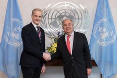 FNs generalsekretær diskuterte Norges foreslåtte bistandskutt med statsminister Jonas Gahr Støre.. Her fotografert med Støre i New York i 2019. Foto: UN Photo/ Mark Garten