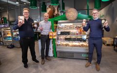 Godt samarbeid: Fra venstre: Visekonsernsjef Hans Thorn Wittussen i Nortura, Trond Fidje, nordisk konserndirektør for detaljhandel i Felleskjøpet Agri og Petter Torvund, direktør dagligvare og KBS i TINE. (Foto: Espen Solli)