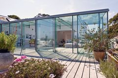 Glassrutene i taket har horisontal avstivende funksjon og må utføres i bruddkonsekvens klasse CCC-3 med minimum 2 glasslag siden det finnes flere glass i taket som sikrer alternativ bæring ved brudd i en rute. Glass i fasader og skyvedører er ikke-bærende og skal utføres i klasse CCC-1. Fra Kent i England, foto: Arkitekt Karl Elliott