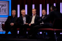 Lørdag er «Gutta på tur» gjester når TV 2-programmet «Norges beste» skal kåre Norges beste underholdningsprogram. F.v.: Arne Brimi, Vegard Ulvang, Bjørn Dæhlie, Arne Hjeltnes. «Norges beste»-programleder Øyvind Mund med ryggen mot kamera.