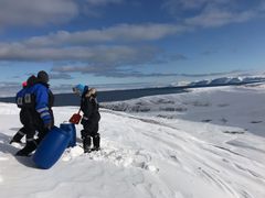 Forskere henter inn miljøprøver på Svalbard. Foto: Roland Kallenborn