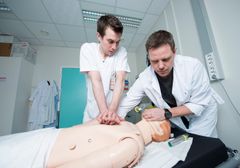 Sykepleierstudenter trener hjerte- og lungeredning på ferdighets- og simuleringssenteret ved UNN og UiT. Foto: Jon Terje Hellgren Hansen