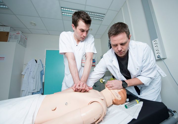 Sykepleierstudenter trener hjerte- og lungeredning på ferdighets- og simuleringssenteret ved UNN og UiT. Foto: Jon Terje Hellgren Hansen