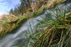 Vårbekk i flom ved Hornindalsvatnet. Foto: NVE