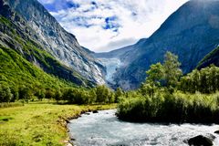 Et klima i endring med rekordvarme somre og vintre med lite nedbør akselerer blant annet smeltingen av isbreer. Briksdalsbreen i Stryn har gått tilbake 800 meter siden midten av 1990-tallet. Foto: Unsplash/Laurence White