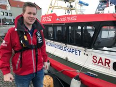 Morten Landråk Asbjørnsen avbildet sammen med Redningsskøyta RS Sjømann i Stavanger