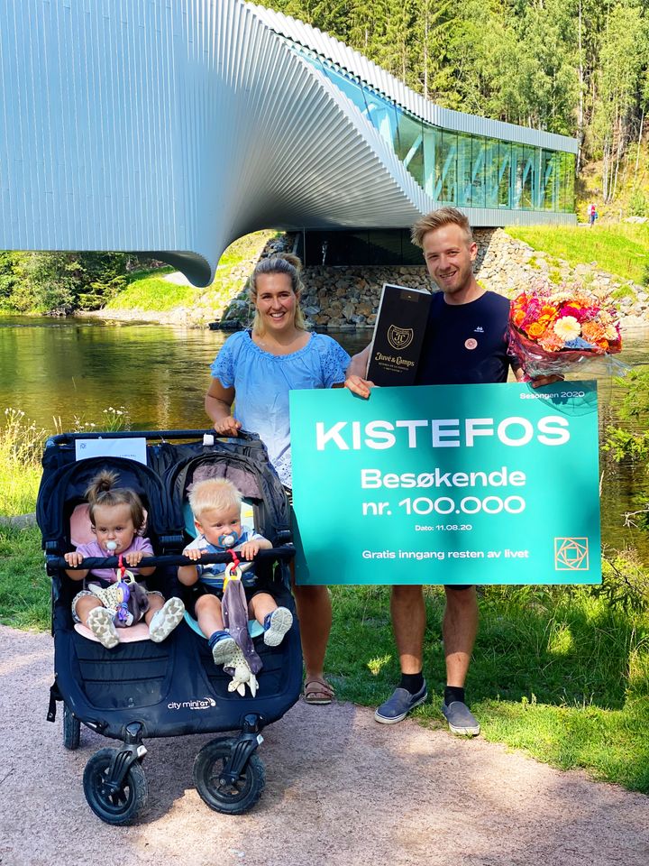 Småbarnsfamilien fra Jevnaker ble besøkende nummer 100.000 på Kistefos denne sesongen. Magdalena Dahl (30) og Mats Jørgen Roen (27) samt tvillingene Maiken og Mikkel (1,5 år) kan dermed benytte seg av fri inngang til Kistefos i all fremtid. Foto: Kistefos Museum.