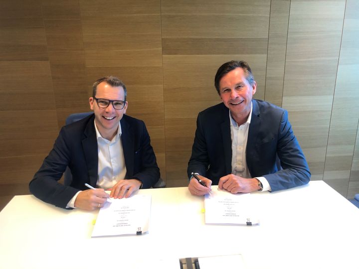 Steffen Syvertsen, konsernsjef i Agder Energi (til venstre) og Pål Skjæggestad, konsernsjef i Glitre Energi, signerte torsdag avtalen som gjør at selskapene nå eier halvparten av Oss Norge hver.