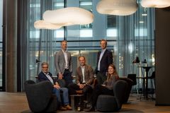 Ny kvintett: Espen Friis Jørgensen (til venstre) kompletterer ledergruppen som ny Porteføljedirektør som for øvrig består av Anders Veidahl, Ole Blaauw Johansen, Otto Groth, og Marlene Follestad Aulie. Foto: Eirik Førde