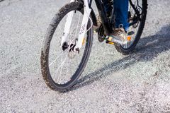 Strøgrusen som skal sikre trafikantene på glatta virker snarere motsatt for syklistene når våren kommer, påpeker forsikringsselskapet If. (Foto: If)