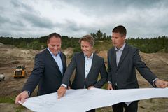 Roger Sameien, eiendomssjef i Bertel O. Steen Eiendom, Øivind Solbakken, adm dir i Bertel O. Steen Eiendom og Rune Kristiansen, direktør Bertel O. Steen logistikk.
Foto: Jarle Nyttingnes / Bertel O. Steen