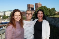 På bilde: Siril Kleiven Wilmann, daglig leder i Oslo Helse og Omsorg; Hulda Gunnlaugsdottir, divisjonsdirektør i Norlandia og Riikka Aubert, Country Manager innen eldreomsorg, Norlandia Norge
