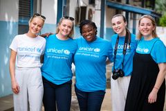 Regjeringen kutter det totale bidraget til FN-organisasjoner med nesten fire prosent i 2023. I mars besøkte den norske UNICEF-komiteen og den tyske Peter Kramer stiftelsen Côte d’Ivoire (Elfenbenskysten). Foto: UNICEF/UN0616996/Diarassouba.