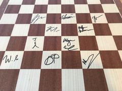 Brettet er signert av de ti beste spillerne i verden:      Magnus Carlsen (E4).
    Fabiano Caruana (G6).
    Sergey Karjakin (D5).
    Viswanathan "Vishy" Anand (F3).
    Shakhriyar Mamedyarov (E6).
    Ding Liren (C4).
    Maxime Vachier-Lagrave (D3).
    Wesley So (B3).
    Levon Aronian (C6).
    Hikaru Nakamura (F5).