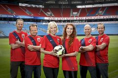 Disse gir deg alt fra fotball-VM 2015. F.v: Andreas Hagen, Olav Traaen, Carina Olset, Lise Klaveness, Christian Nilssen og Andreas Stabrun Smith.