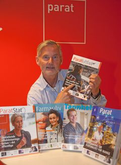 Ansvarlig redaktør i Parat, Trygve Bergsland, satser på enda en magasintittel, Parat Luftfart, i porteføljen av fagmagasiner. Her med det rykende ferske luftfartsmagasinet, hvor coversaken handler om rustesting av flybesetninger. Foto: Parat.