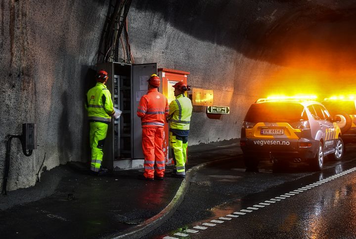 Inspeksjon av elektroinstallasjoner i  tunnel. Foto: Knut Opeide