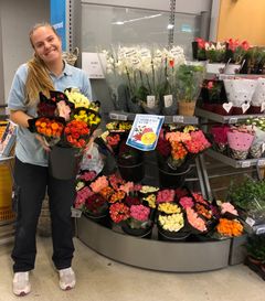 Coop Prix Norheimsund og tilkallingshjelp Silje Øvrevik Lofthus selger bøttevis med roser til Valentinsdagen. Foto: Coop.